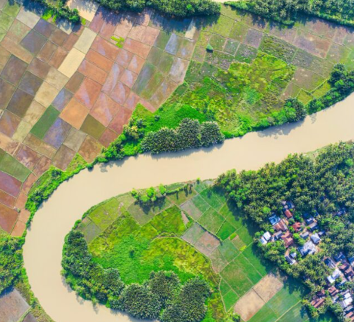 Overblikk av en vei, tomme gressplen Overblikk av en vei, tomme gressplen