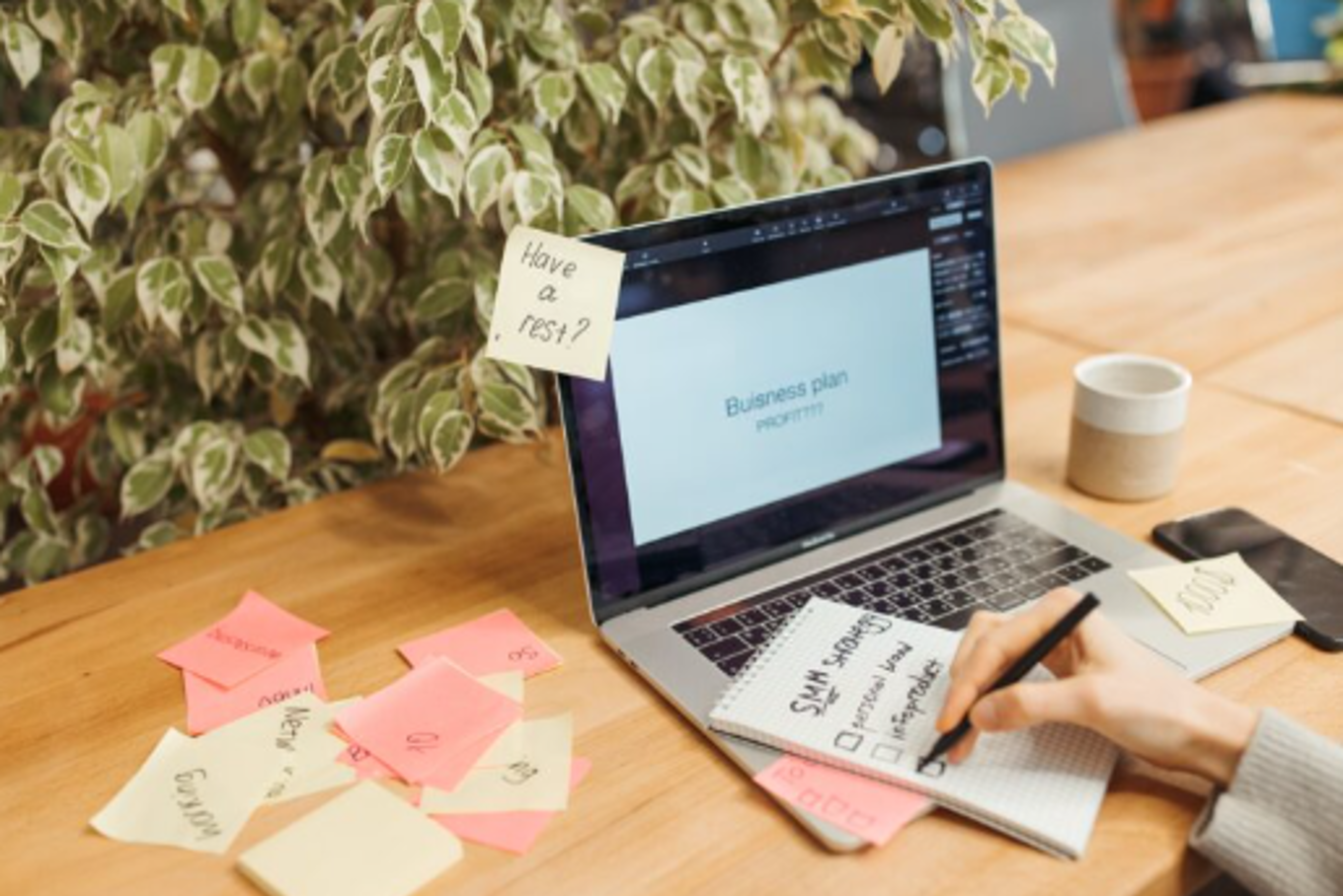en bærbar datamaskin på et bord en bærbar datamaskin på et bord