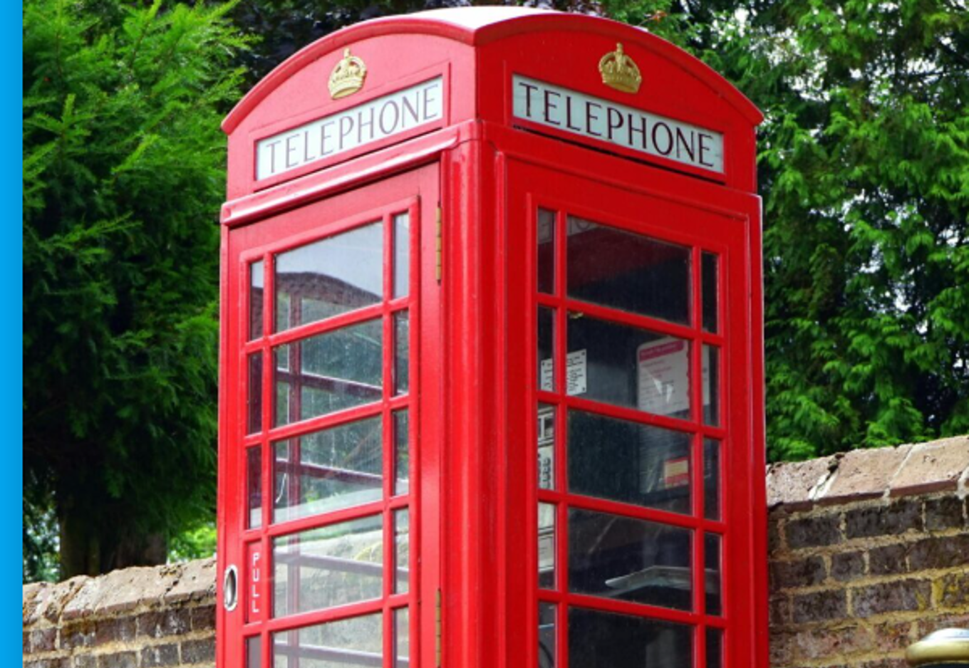 en rød telefonkiosk en rød telefonkiosk