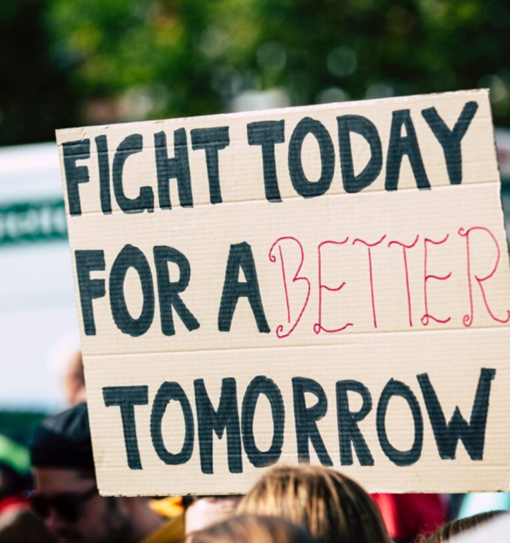 en person som holder et skilt en person som holder et skilt