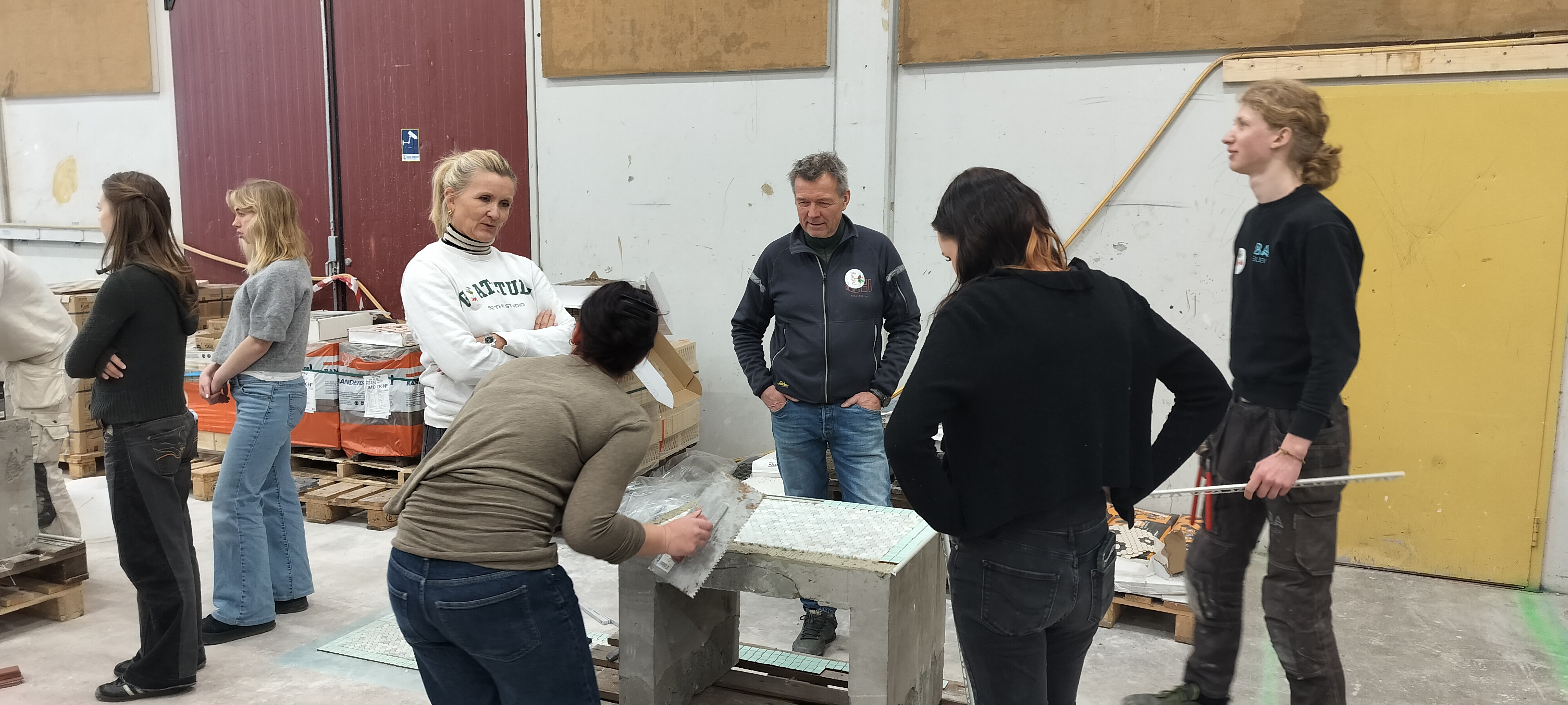 en gruppe mennesker som står rundt et bord