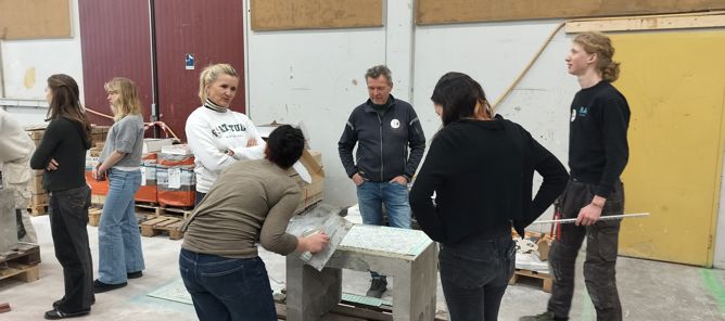 en gruppe mennesker som står rundt et bord en gruppe mennesker som står rundt et bord