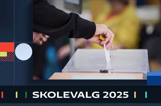 en person som skriver på et stykke papir