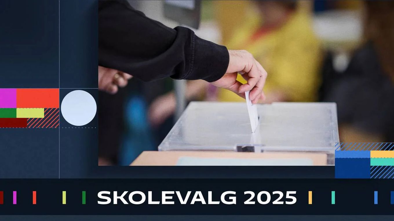 en person som skriver på et stykke papir