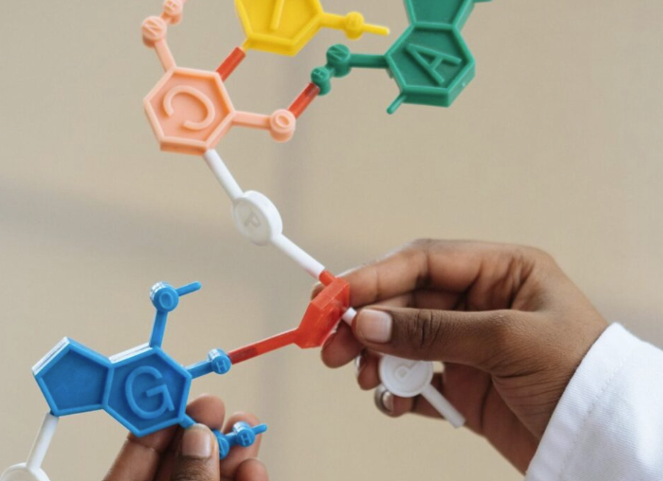 en person som holder et lite leketøy en person som holder et lite leketøy