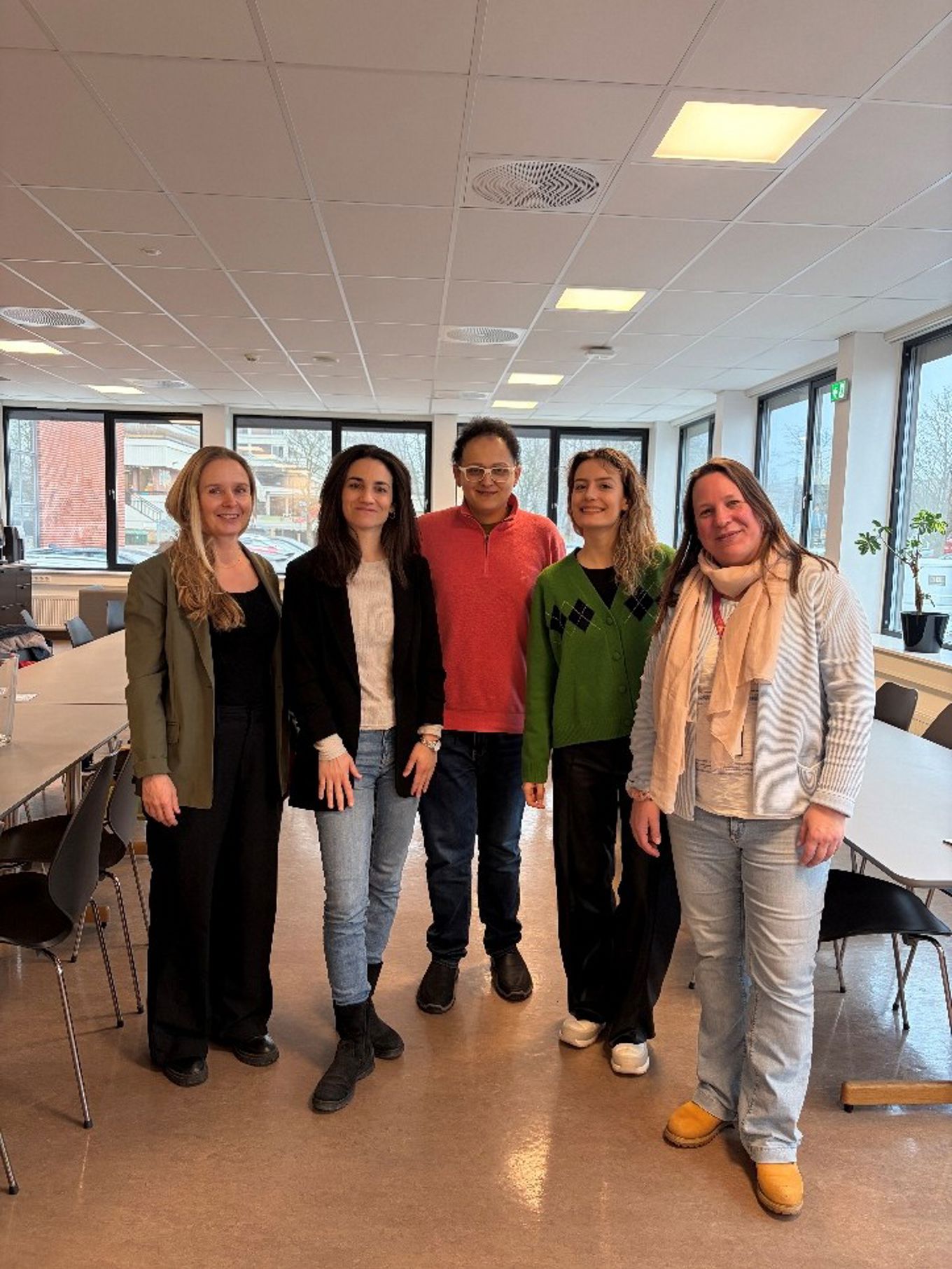 en gruppe mennesker som poserer for et bilde en gruppe mennesker som poserer for et bilde