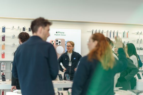 en gruppe personer i et rom