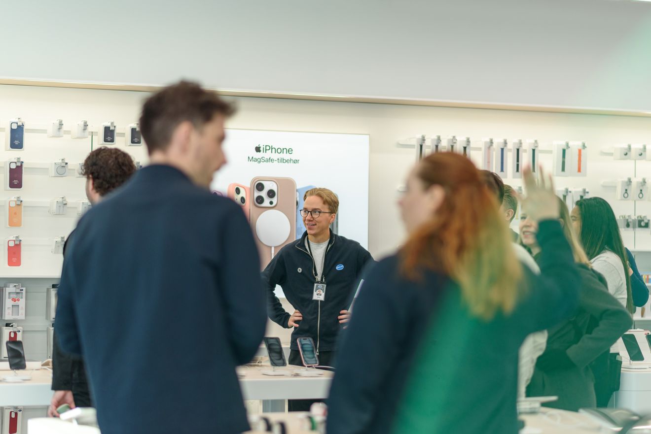 en gruppe personer i et rom en gruppe personer i et rom