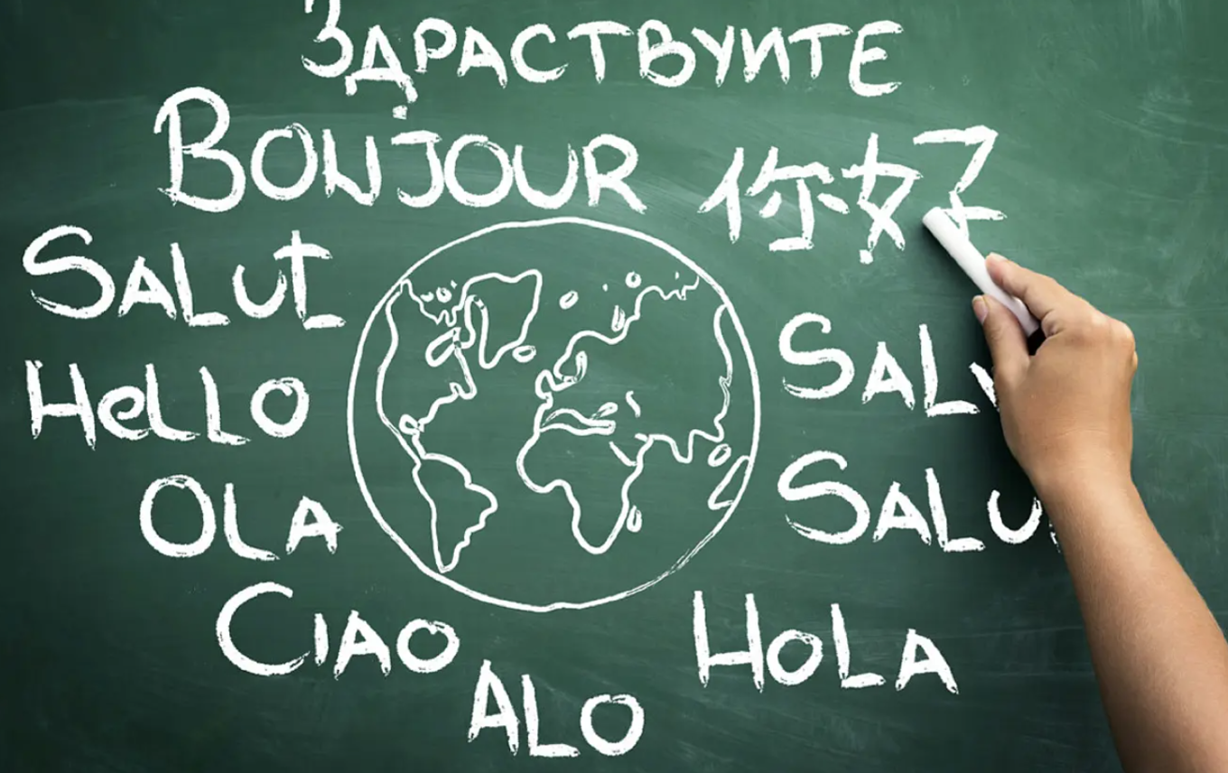 en person som skriver på en tavle i forskjellige språk en person som skriver på en tavle i forskjellige språk