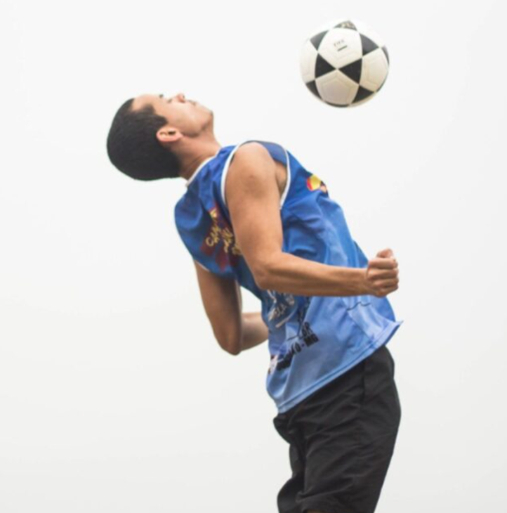 en person som spiller fotball en person som spiller fotball