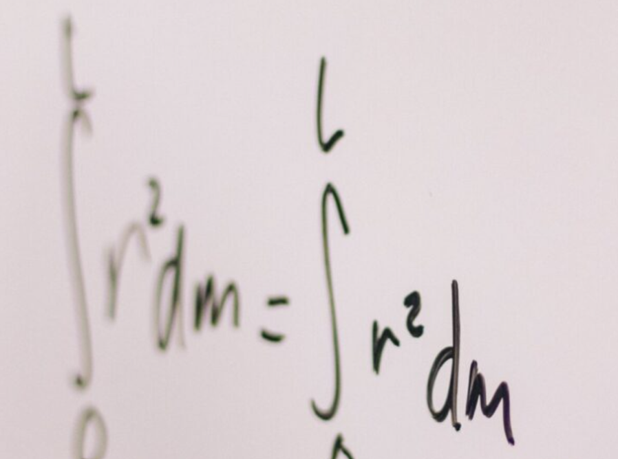 En tavle med mattestykke