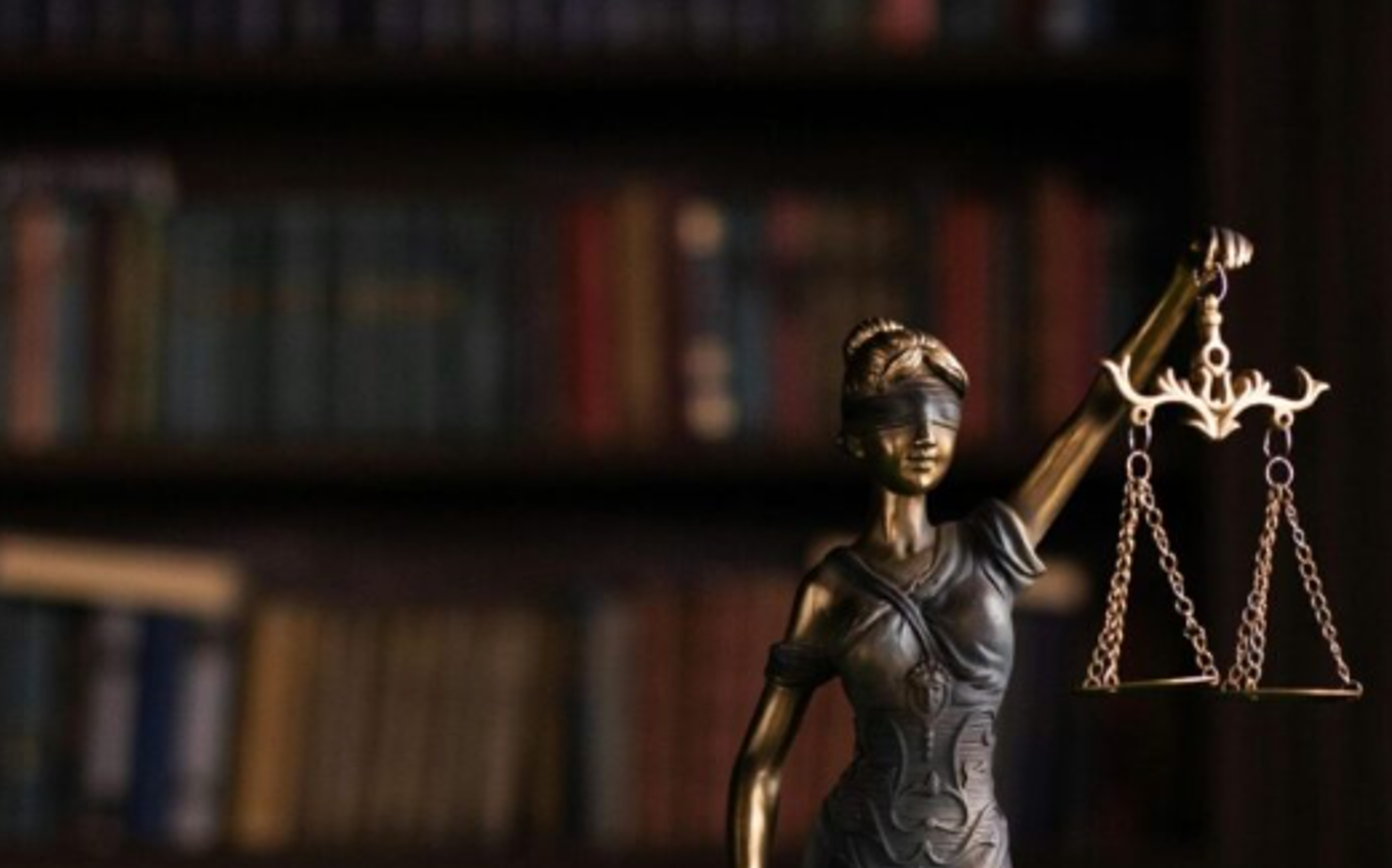 Foto: Statu av en dame som holder noe en statue av en person som holder en stav