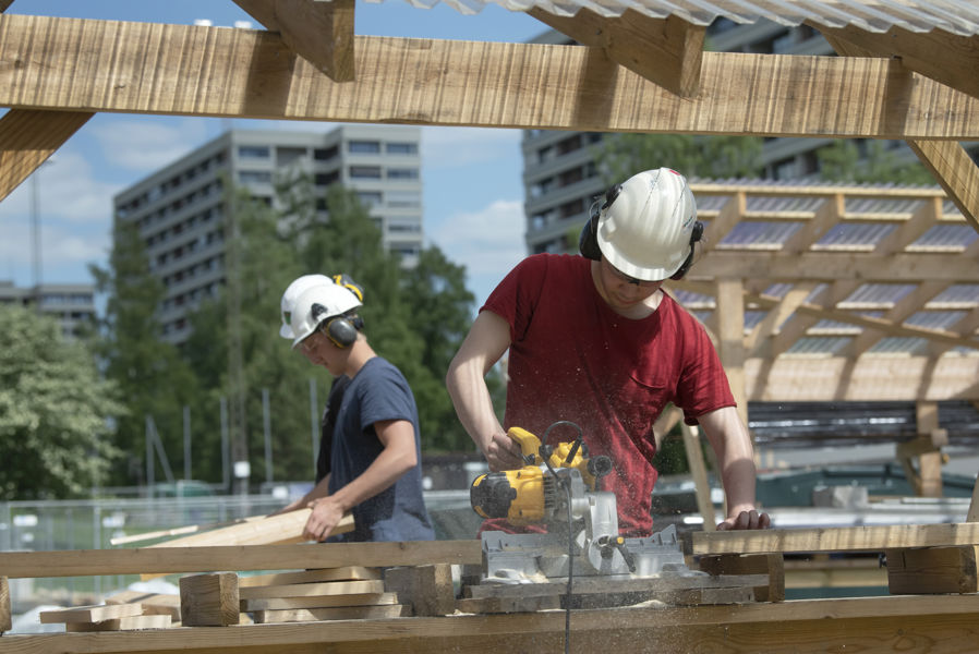 Et bilde av to bygg og anlegg elever på Hellerud Videregående Skole som driver med treverk